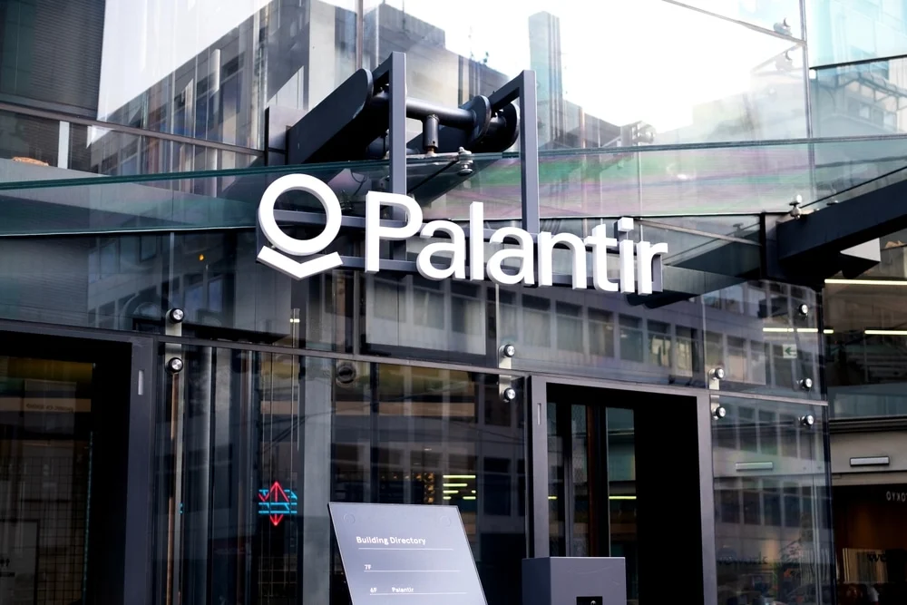 Palantir Technologies股价飙涨2000%，估值泡沫正在形成还是AI未来的领跑者？